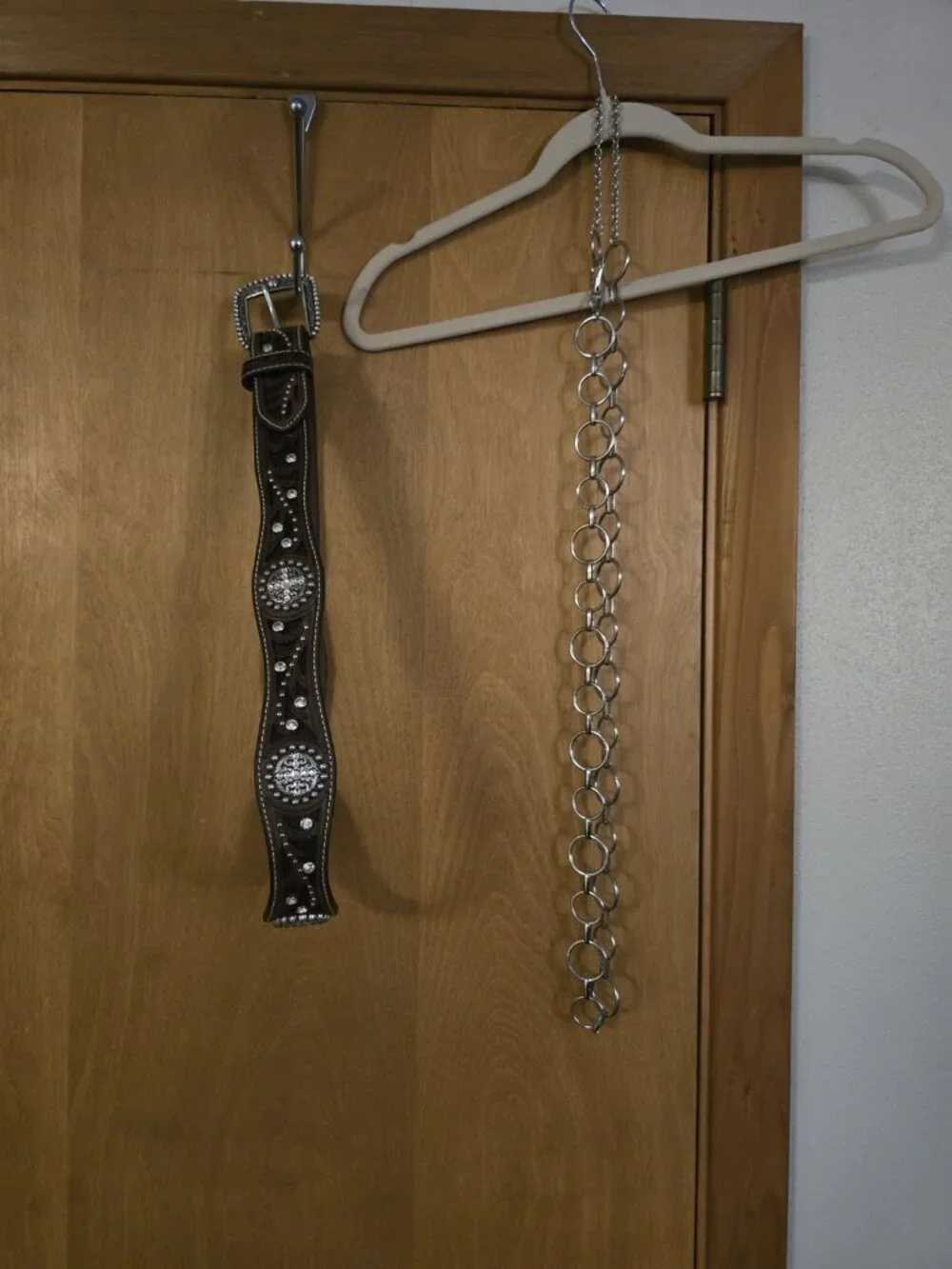 Ariat Belt And Silver Circle Chain Belt Women's Medium EUC Lot Of 2